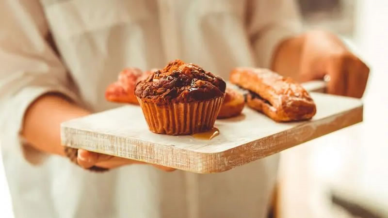 木瓜蛋白酶在烘焙食品中降低面粉筋度，使面包紧实柔软